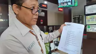 Humas PN Sleman, Cahyono menunjukkan surat gugatan yang dilayangkan oleh Komardin, pengacara dari Makassar dan telah diterima oleh PN Sleman.