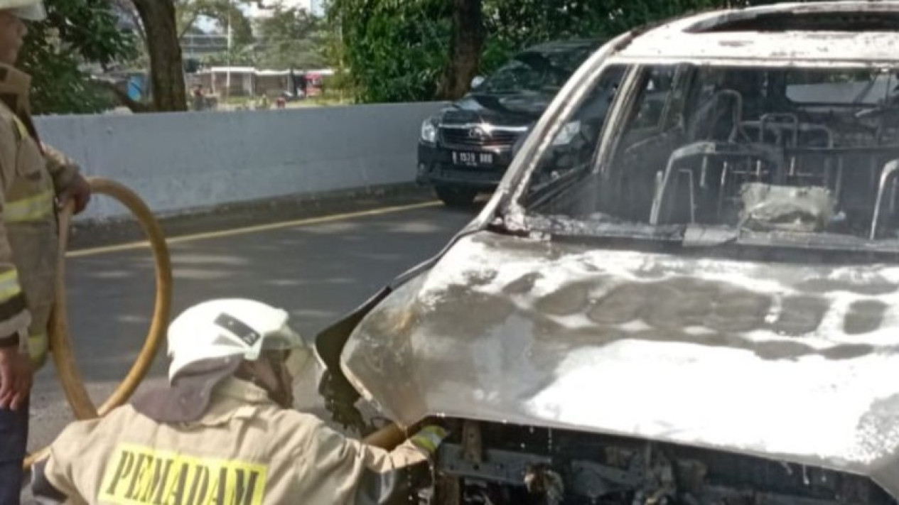 Mobil Innova Zenix Terbakar saat Keluar Tol Penjaringan Jakut, Ini Dugaan Penyebabnya
            - galeri foto