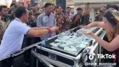 Sambil "Sebats" Anggota DPRD Lampung Utara Ini Bertingkah bak Sultan Nyawer DJ Cantik, Netizen Tak Bisa Tahan Emosi