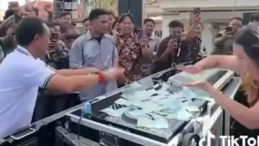 Hatami anggota DPRD Kabupaten Lampung Utara dari Fraksi Partai Kebangkitan Bangsa (PKB) sawer DJ cantik.
