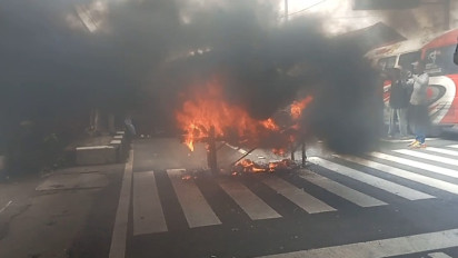 Tolak Pilkades 2027, Ratusan Warga di Sampang Unjuk Rasa dengan Bakar Keranda di Jalan