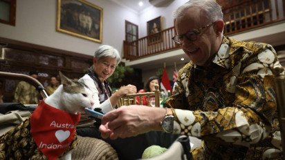 Momen Bobby Kertanegara Dapat Hadiah dari PM Australia, Diberi Kalung Syal Merah Tanda Cinta untuk Indonesia