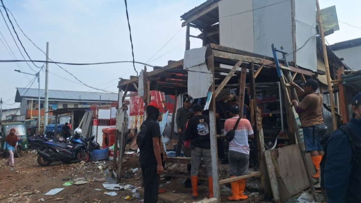 Bangun Tanggul Mitigasi Rob, Puluhan Rumah Warga Pluit Jakut Dibongkar
            - galeri foto