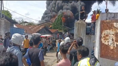 Polisi-TNI Sterilkan Akses ke Lokasi Kebakaran Pabrik Karet di Padang