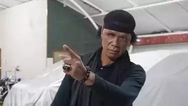 Hercules saat menunjukkan koleksi mobil mewahnya