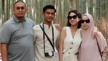 Pemain Timnas Indonesia, Pratama Arhan bersama Azizah Salsha dan mertuanya