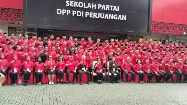 Foto Bersama Ketua umum PDIP Megawati Soekarnoputri dengan Kepala Daerah kader PDIP di Sekolah Partai DPP PDI Perjuangan, Jakarta.
