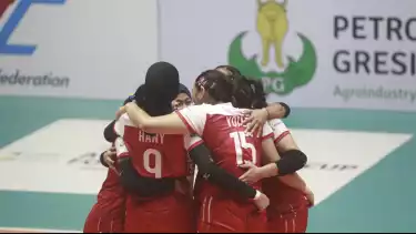 Yolla Yuliana dan pemain Timnas Voli Putri Indonesia