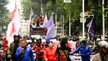 Berita Foto Aksi Tuntun Motor Awali Unjuk Rasa Ojol di Patung Kuda