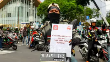 Berita Foto Aksi Tuntun Motor Awali Unjuk Rasa Ojol di Patung Kuda