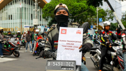 Berita Foto: Aksi Tuntun Motor Awali Aksi Demo Pengemudi Ojol di Patung Kuda