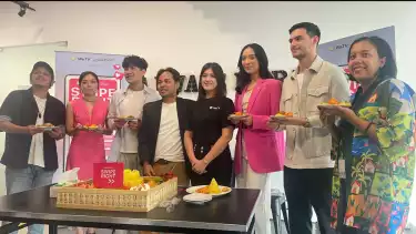 Kru dan Pemain Swipe Right