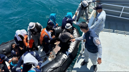 Bakamla RI Bareng Coast Guard 2 Negara Evakuasi Kapal Tenggelam, Ada Korban 30 ABK Diselamatkan