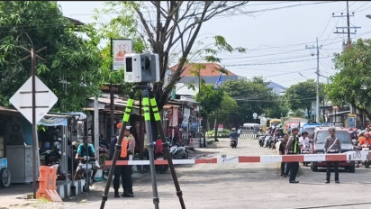 Tim TAA Polda Jatim Gelar Olah TKP Kecelakaan KA Tabrak 7 Motor di Magetan