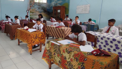 Siswa SD di Kaki Gunung Lewotobi Ikut Ujian Akhir di Tengh Erupsi