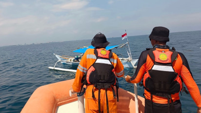 Seorang Pria Dilaporkan Terjun Dari Atas Kapal Pelni Di Sekitar Pelabuhan Paotere Makassar