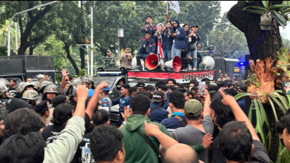 Demonstran Ricuh di Depan Balai Kota Jakarta, Polisi Langsung Tegas Pukul Mundur, Mahasiswa Dibawa ke Mobil Tahanan