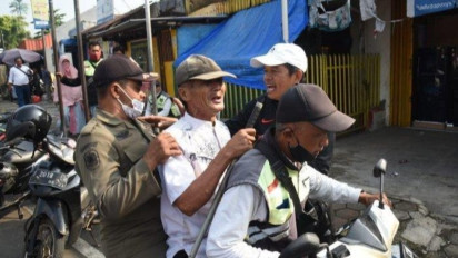 Dedi Mulyadi Pergoki Kakek di Purwakarta Mengemis dengan Modus Pura-pura Buta, Uang Mau tapi Ingin Kabur Saat Diberi Tawaran Berobat