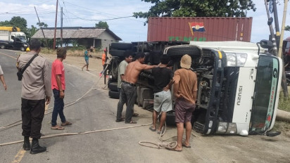 Diduga Sopir Mengantuk, Mobil Box Ekspedisi Terbalik di Poros Majene-Mamuju