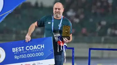 Pelatih Persib Bandung, Bojan Hodak, buka suara usai dirinya berpeluang besar meraih titel back to back pelatih terbaik Liga 1.