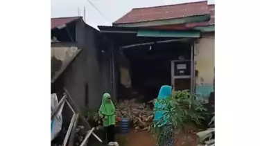 Keadaan rumah yang rusak akibat gempa 6,3 SR di Bengkulu Jumat dini hari