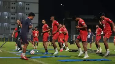 Para pemain Malut United menjalani latihan jelang pertandingan Persija Vs Malut United