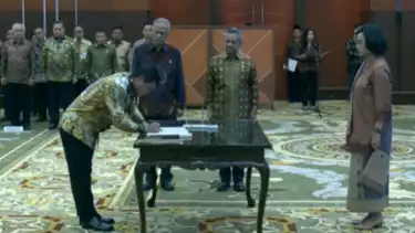 Menteri Keuangan Sri Mulyani melantik Letjen Djaka Budhi Utama sebagai Dirjen Bea dan Cukai.