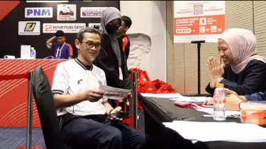 Salah satu peserta mengambil nomor bib