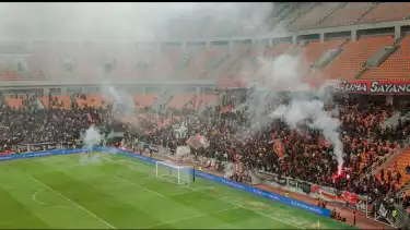 Jakmania Nyalakan Flare di laga terakhir Persija