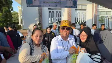 Gubernur Kalimantan Tengah (Kalteng), Agustiar Sabran, menggratiskan sembako di pasar murah, dalam perayaan HUT ke-68 Provinsi Kalteng.