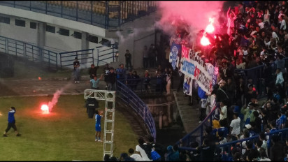 Laga Persib Bandung vs Persis Solo Kembali Dihentikan Akibat Flare dan Petasan, Beckham Putra dan Nick Kuipers Sampai Turun Tangan