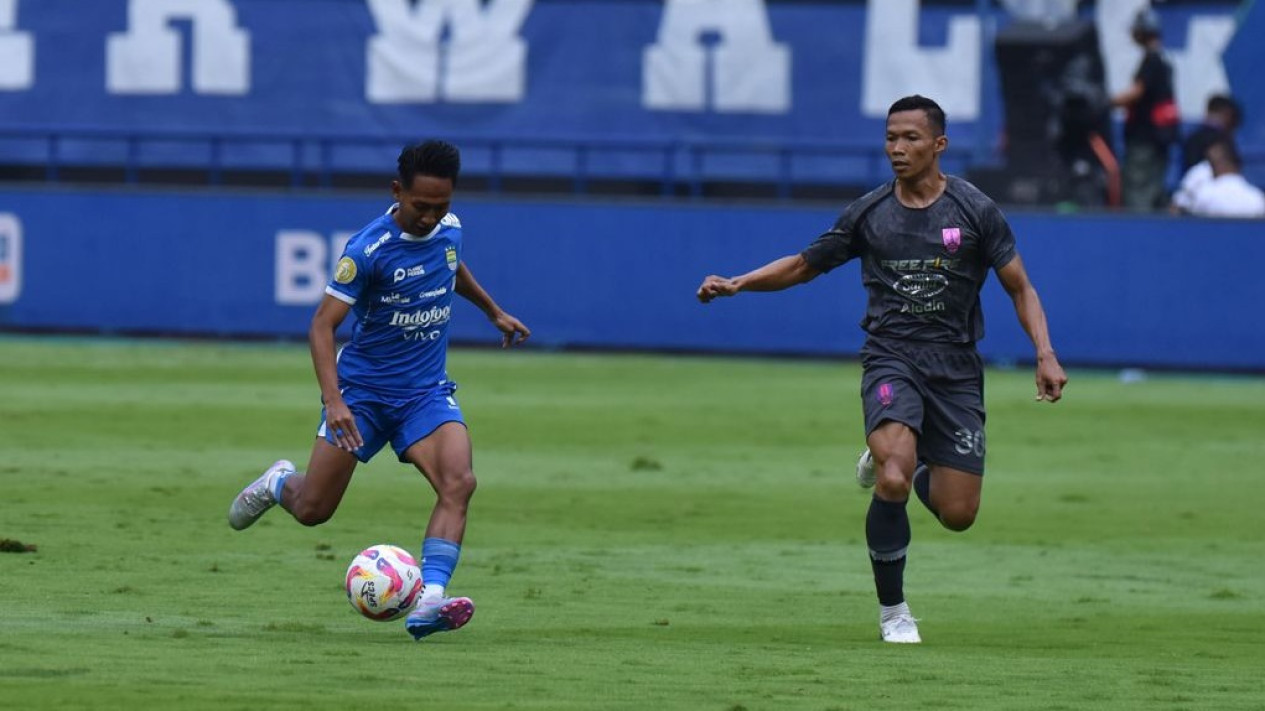 Drama Petasan dan Skandal Handsball Gervane Kaataneer, Persib Rayakan Gelar Juara dengan Pesta Gol 
            - galeri foto