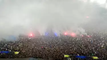 Suporter Persib Bandung merayakan gelar juara Maung Bandung di Stadion Gelora Bandung Lautan Api (GLBA), Sabtu (24/5/2025)