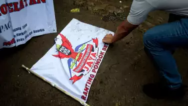 Bendera GRIB Jaya di lahan BMKG di Tangerang Selatan diturunkan