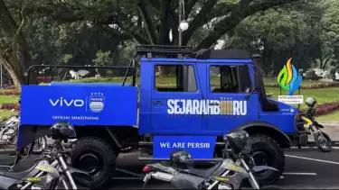 Kendaraan taktis Unimog digunakan Persib dalam pawai perayaan juara Liga 1 Indonesia 2024/2025 yang digelar dari Balai Kota hingga Gedung Sate, Kota Bandung, Minggu (25/5/2025).