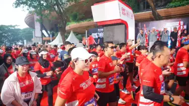 Sebanyak 5000 pelari terlihat asik dan gembira dalam mengikuti ajang lari One Run 10K 2025 yang memiliki rute melintasi kawasan Kuningan, Jakarta.