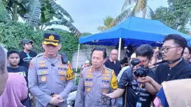 Kabid Humas Polda Metro Jaya, Kombes Pol Ade Ary Syam Indradi & Kapolres Tangerang Selatan, AKBP Victor Daniel Henry Inkiriwang di lokasi pembongkaran bangunan milik BMKG dikuasai anak buah Hercules dari GRIB Jaya