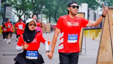 Sepasang pelari menikmati ajang One Run 10k 2025