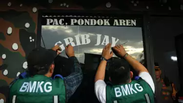 Posko GRIB Jaya di lahan milik BMKG, Tangerang Selatan dirobohkan, Sabtu (24/5).
