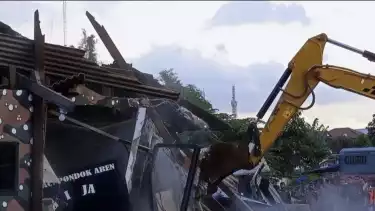 Jajaran Kepolisian Daerah (Polda) Metro Jaya melakukan pembongkaran terhadap bangunan diduga milik organisasi masyarakat (ormas) GRIB Jaya