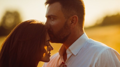 Lagi Puasa Sunnah, Apakah Batal Jika Cium Istri?