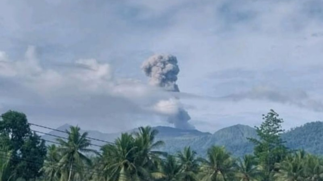 Gunung Dukono di Halmahera Erupsi, Abu Vulkanik Tercatat Setinggi 1.600 Meter
            - galeri foto