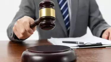 Ilustrasi palu pengadilan putuskan tembak mati ke pengedar narkoba