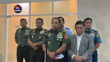 Panglima TNI Jenderal Agus Subiyanto dan Ketua Komisi I DPR RI Utut Adianto di Gedung DPR, Jakarta Pusat, Senin (16/5/2025).