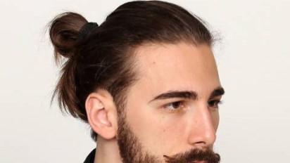 Bagaimana Hukum Shalat pada Pria yang Berambut Panjang?