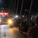 Sambil Menangis Seorang Pria Lompat dari Jembatan Teluk Kendari, Tim Sar Lakukan Pencarian
