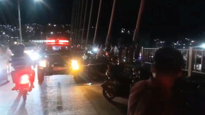 Sambil Menangis Seorang Pria Lompat dari Jembatan Teluk Kendari, Tim Sar Lakukan Pencarian