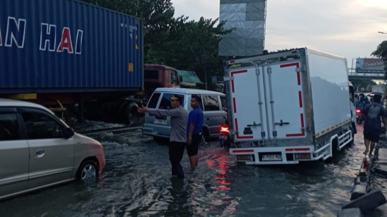 Rob Makin Parah di Semarang, Tanggul Laut Baru Bisa Dipakai Secara Fungsional Januari Tahun Depan
            - galeri foto