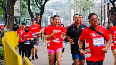 Ardiansyah Bakrie dan Nia Ramadani mengikuti One Run 10K yang digelar di Jakarta, Sabtu 25 Mei 2025.