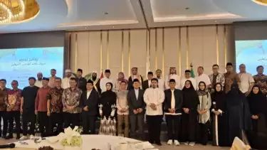 Duta Besar Kerajaan Arab Saudi untuk Indonesia, ASEAN, dan Timor Leste, Faisal Abdullah H. Amodi (tengah atas) melepas 40 jemaah haji 2025 di Jakarta
